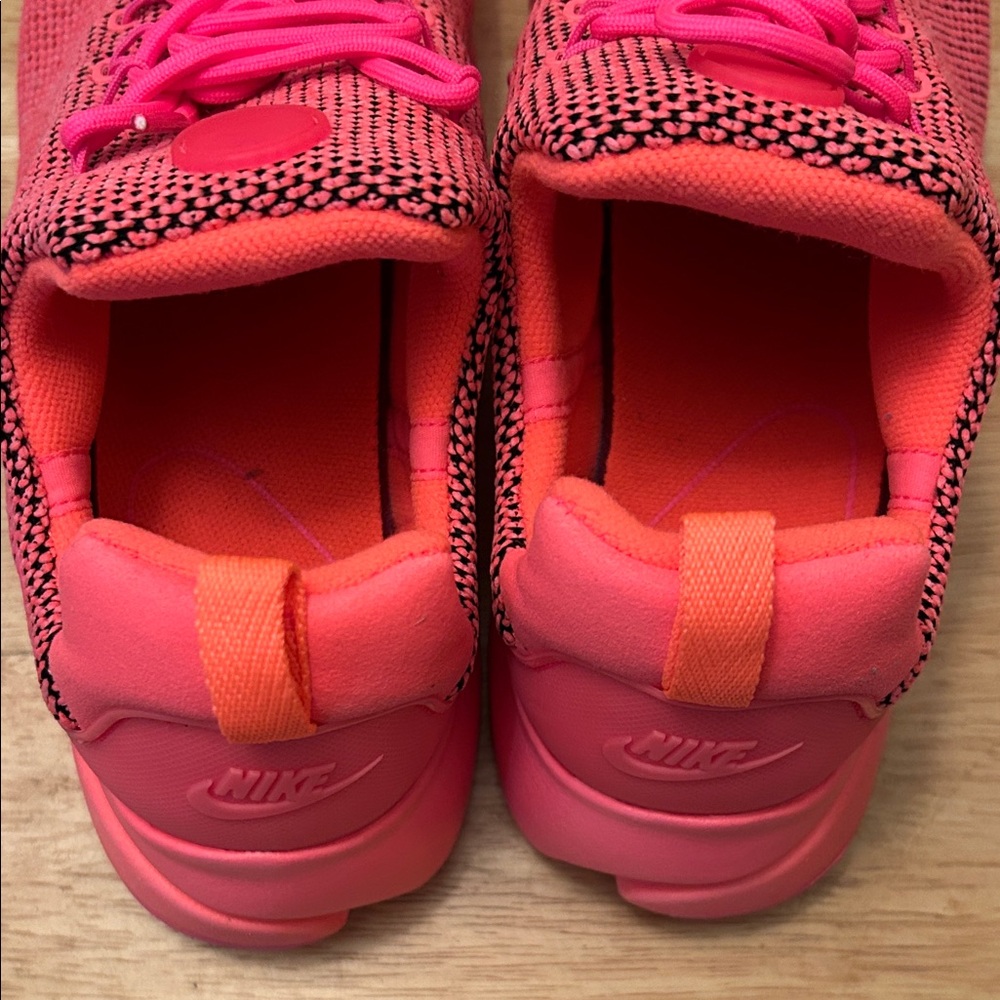 NEW Nike Bright hot Pink Sneakers - Picture 3 of 6